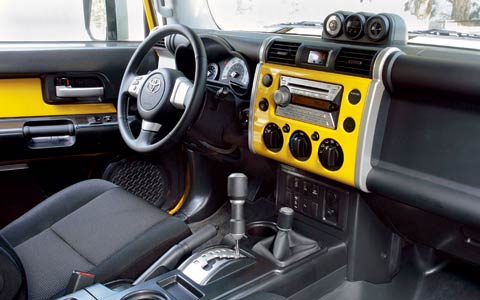 112_0604_25z_snow2007_toyota_fj_cruiserinterior_view1