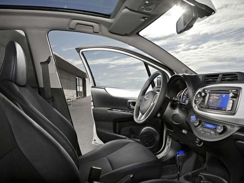 Toyota-Yaris-hybrid-interior