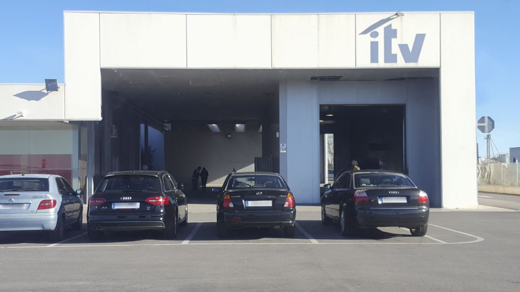 La DGT ha visto como aumentan un 61% las denuncias por ITV caducada en los últimos ocho años, que además suponen ya un 12% del parque. AECA-ITV achaca ese repunte a la "elevada ratio de incumplimiento" en la inspección técnica