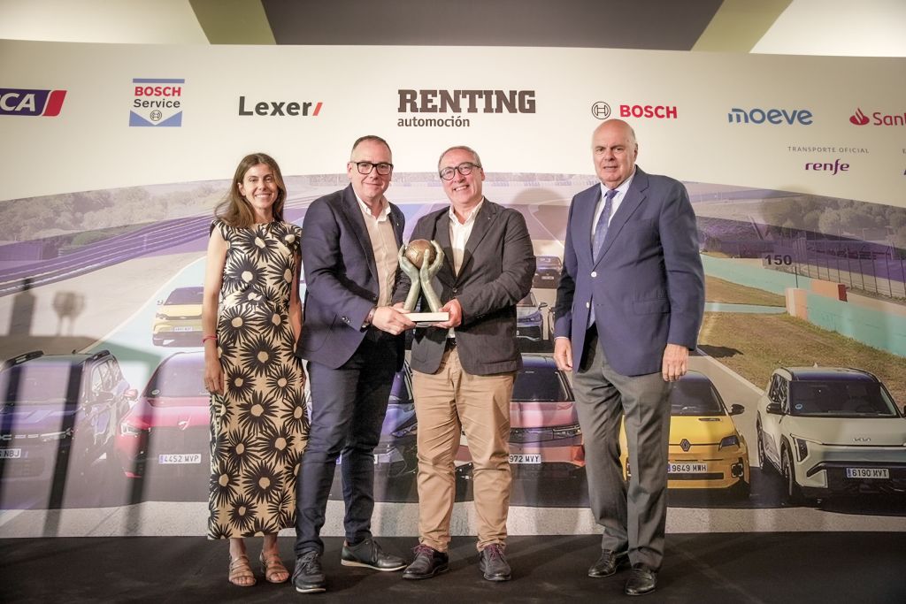 Laura Menéndez y Javier Menéndez, Directora y Presidente de Automoción Press, entregan el Premio a Mikel Palomera, Director General de Seat España, y Antonio Calvo, Director de Ventas corporativas.Simon Miliani